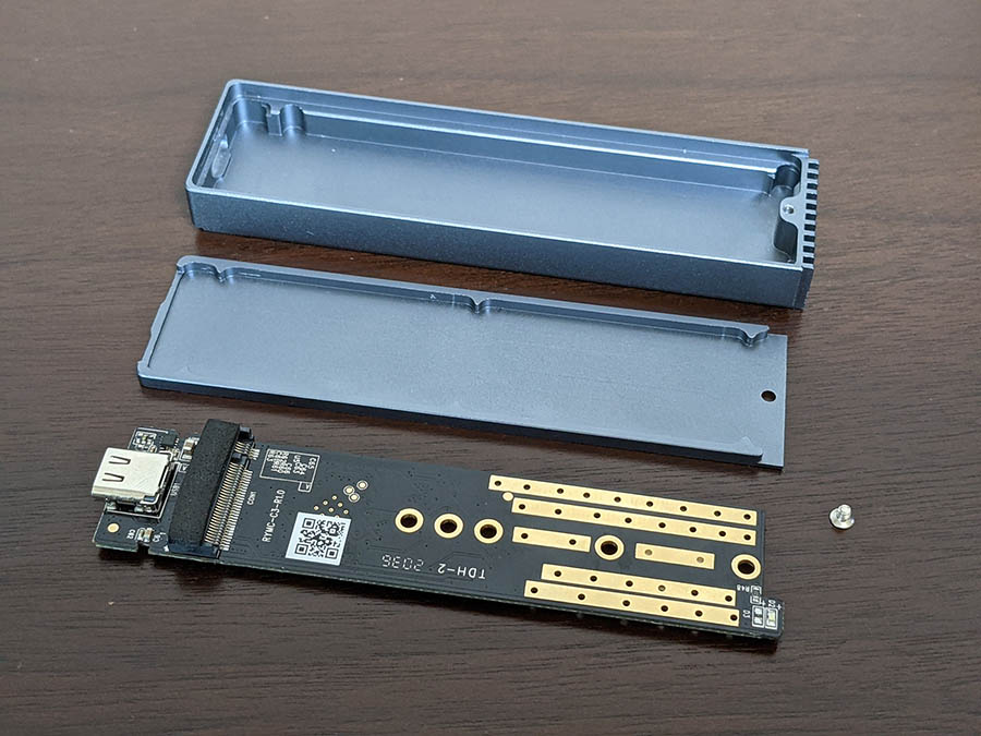 USB3.2 Gen 2 接続 M.2 NVMe / SATA 両対応 SSD用ポータブルケース | 玄人志向